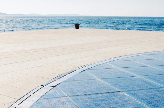 Solar microgrid setup with batteries